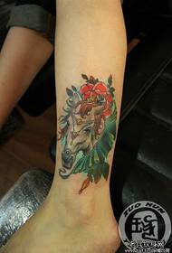 Un patrón de tatuaxe de cabalo cunha fermosa tendencia nas pernas da nena