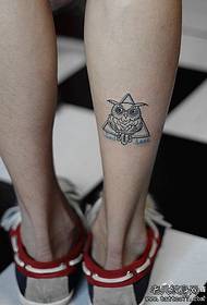 Nooc yar oo jilicsan oo astaan ah astaanta tattoo ee lugaha