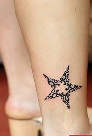 Un modello di tatuaggio a stella a cinque punte alla caviglia