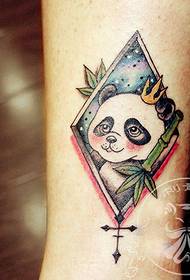 Patrón de tatuaje de panda de tobillo