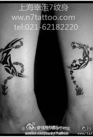 Pasangan cantik kaki totem bulan dengan pola tato rantai gantung