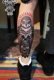 Tattoo-show, advisearje in leg kreatyf owl-tatoeëringsfoto