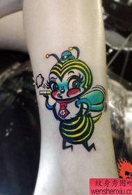 Lindo patrón de tatuaxe de abella pequena nas pernas