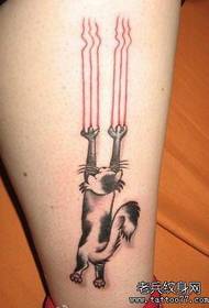 Uzorak tetovaža ženskih teleća mačka koji dijeli tattoo show