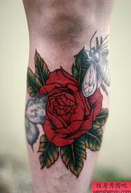 Benfarge rose tatoveringsmønster