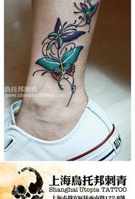 다리에 아름다운 나비 문신 패턴