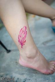 Fotos de tatuagem de penas coloridas de pernas femininas