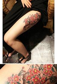 여자의 다리에 아름다운 복숭아 꽃 문신