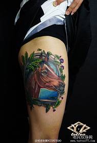 腿部帅气潮流的马纹身图案
