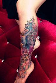 Әйелдің аяқтарына түрлі түсті феникс татуировкасы