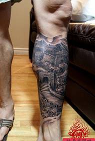 Un bel disegno del tatuaggio della Grande Muraglia per le gambe maschili