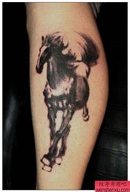 Pokaz tatuażu, polecam wzór tatuażu końskiego nóg