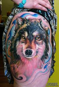 Ben som dominerer kule europeiske og amerikanske farget tatoveringsdesign med ulvhode