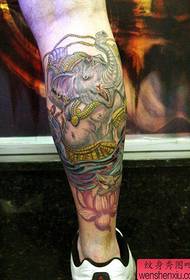 Tetovējumu zāle iesaka kāju reliģisku krāsu, piemēram, tetovējuma tetovējumu