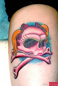 un simpatico disegno del tatuaggio teschio sulla gamba