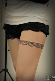 Usa ka yano ug matahum nga sumbanan nga tattoo sa lace alang sa mga batang babaye