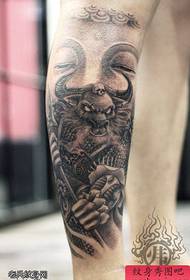 Puna e tatuazhit të djallit me këmbë të zezë ndahet nga tatuazhet