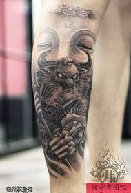 Tá obair tattoo duibheagáin dubha léigear roinnte ag an tatú