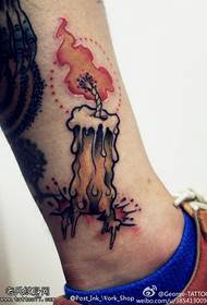 Tatuaże świecowe w kolorze nóg są wspólne dla tatuaży