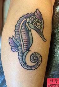 La plej bonaj tatuistoj dividas hipokampajn tatuojn de la kruroj