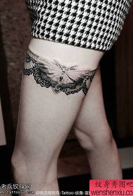 I tatuaggi delle farfalle in pizzo delle gambe delle donne sono condivisi dalla Sala dei tatuaggi