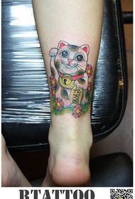 ຂາທີ່ສວຍງາມ, ເປັນທີ່ນິຍົມ, ງາມ, ແລະມີຮູບແບບ tattoo cat ທີ່ໂຊກດີ