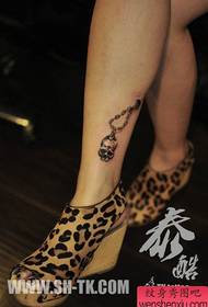 Indah pola tato rantai tengkorak tengkorak populer untuk kaki anak perempuan