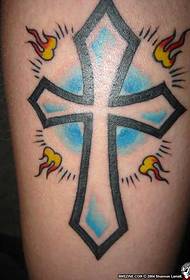 腿部蓝色十字架纹身图案