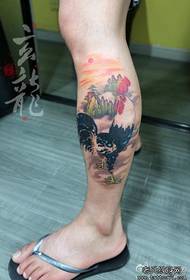 男人腿部经典帅气的一款公鸡纹身图案