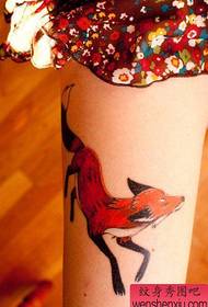 una gamba di donna un mudellu di tatuaggio di volpe rossa