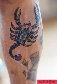 un treball de tatuatge d'escorpí de l'escola vella de les cames