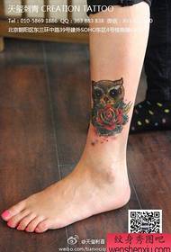 Lányok lábak divat iskolás bagoly tetoválás minta