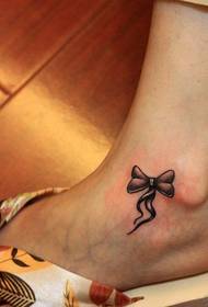 Espectáculo de tatuaje, recomiende un tatuaje de mariposa en el empeine