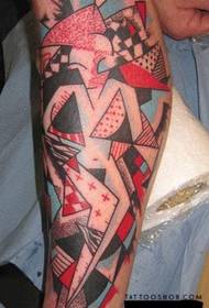 ett kreativt tatueringsarbete på benet