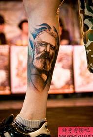 Imidwebo emnyama nomhlophe yomlenze obhalwe nge-tattoo