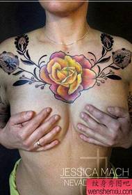 Tato mawar pop sing apik ing dada wanita ayu