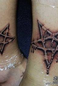 Patrón de tatuaje de estrella de cinco puntas en pareja de rasgado de pierna