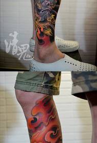 Vīriešu kājas klasiskā poplauvas tetovējuma modelis