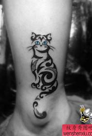 Beliebtes Pop Totem Katzen Tattoo Muster auf den Beinen