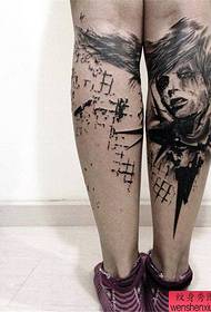 Le gambe di donna spruzzano inchiostro stile tatuaggio funziona