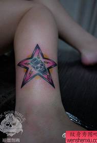 Schéin a wonnerschéi fënnefpunkte Star a Schädel Tattoo Muster fir Meedercher