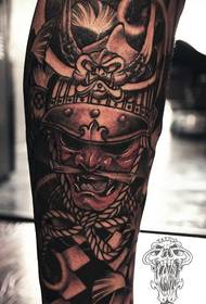 Татуювання воїна на ногах поділяються татуюваннями