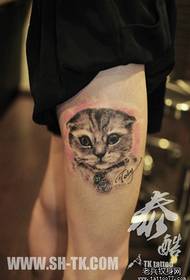 여자 다리에 귀엽고 귀여운 고양이 문신 패턴
