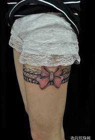 Patrón de tatuaje de encaje y lazo de moda para piernas de niñas