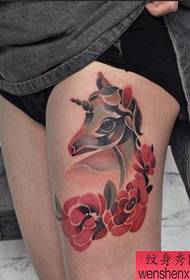 En ben enhörning ros tatuering mönster