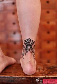 Radošs tetovējums kāju vainaga streamerā darbojas