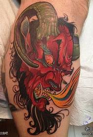Moška noga prevladuje hudičev Satan tatoo vzorec