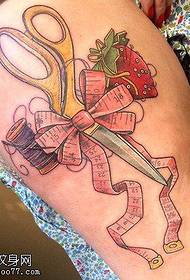 Gunting Kaki Wanita Busur Tato Strawberry Bekerja oleh Tattoo Show
