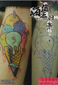 Tetování se zmrzlinou na nohou sdílejí tetování