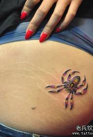 लड़की के पैर पर एक रंगीन मकड़ी का टैटू पैटर्न
